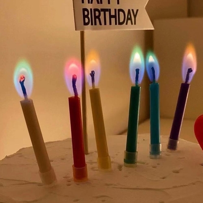 파티 장식 및 생일 축하를 위해 창조적인 무지개 불꽃 촛불
